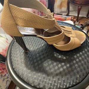 Nude Michael Kors heels,leather.like new. Great condition.